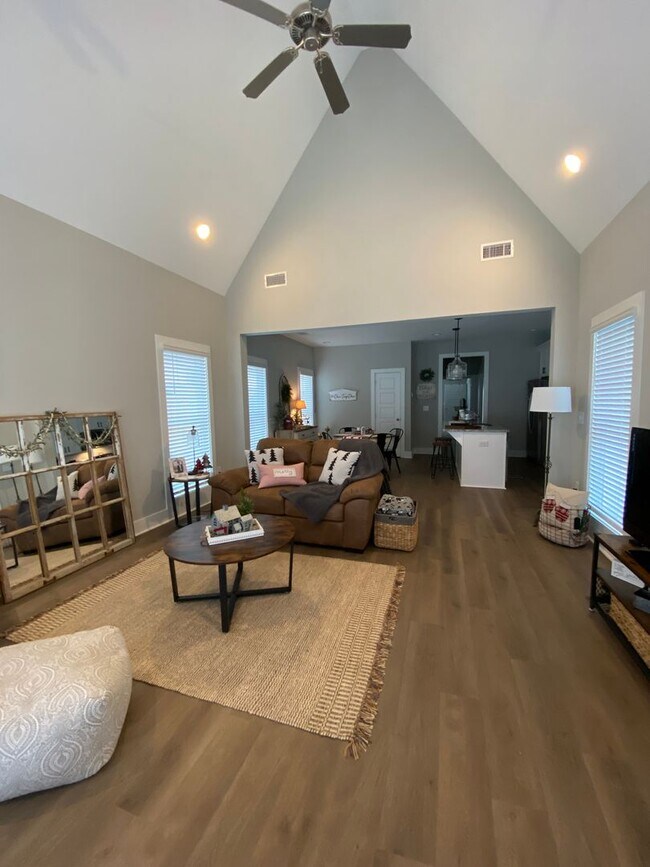 Building Photo - Fox Run Village Duette with Amenities