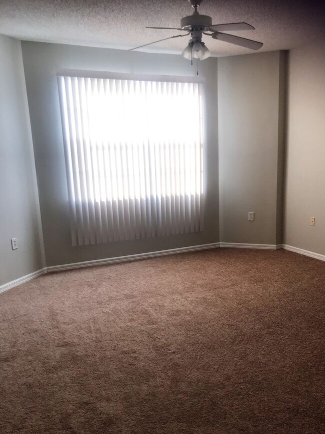 Building Photo - 1 Bedroom Condo in Gated Community