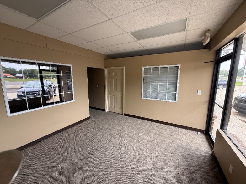 Building Photo - 3131 Airport Rd