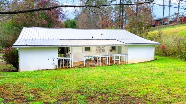 Building Photo - Great 2 Bedroom House in Dillsboro near the River $1400 available June 5th for year-long lease