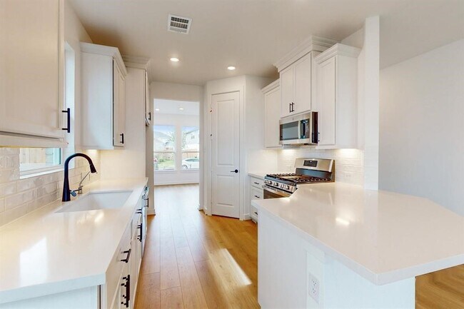 Building Photo - 9510 Dearborn Creek Dr
