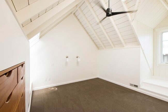 Building Photo - Balcony & Gas Fireplace: Sunny Apartment i...