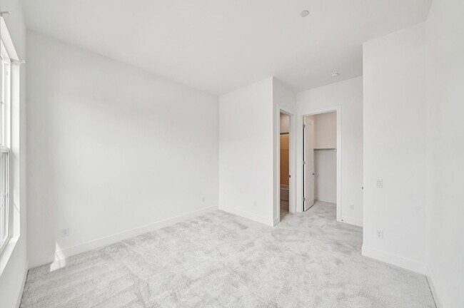 Building Photo - 30000 N Camino los Robles