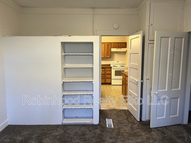 Building Photo - 533 8th St