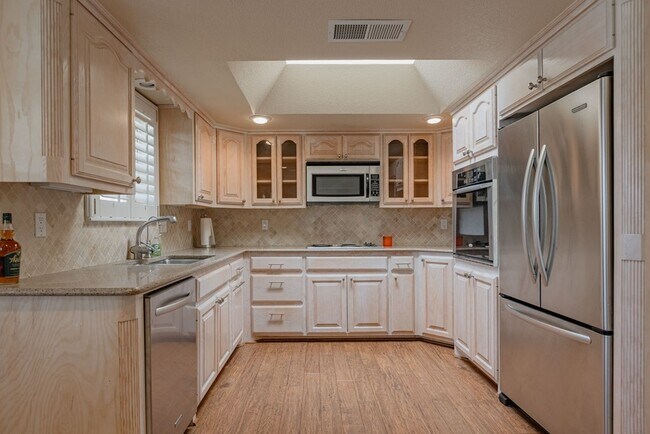 Building Photo - 8707 Holiday Dr