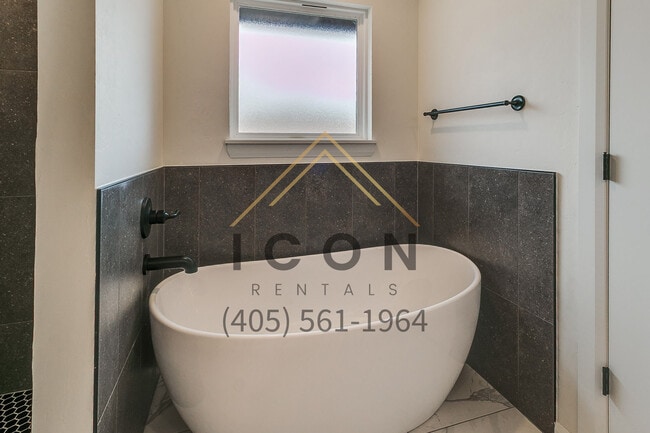 Building Photo - 809 S 2nd St