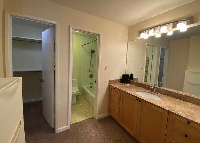 Building Photo - $2,900 - 2 Bedroom, 2 Bathroom Condo in the Heart of UTC La Jolla