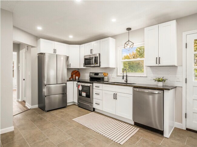 Building Photo - 1080 Hillsdale Dr