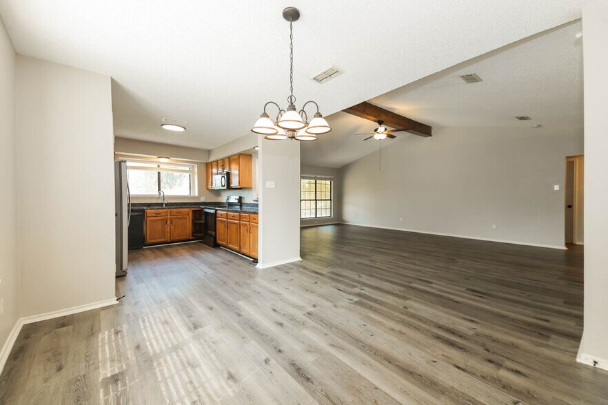 Building Photo - 7618 Creek Wood Dr