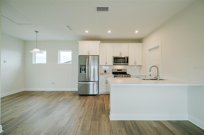 Building Photo - 7910 Lake Flores Ave