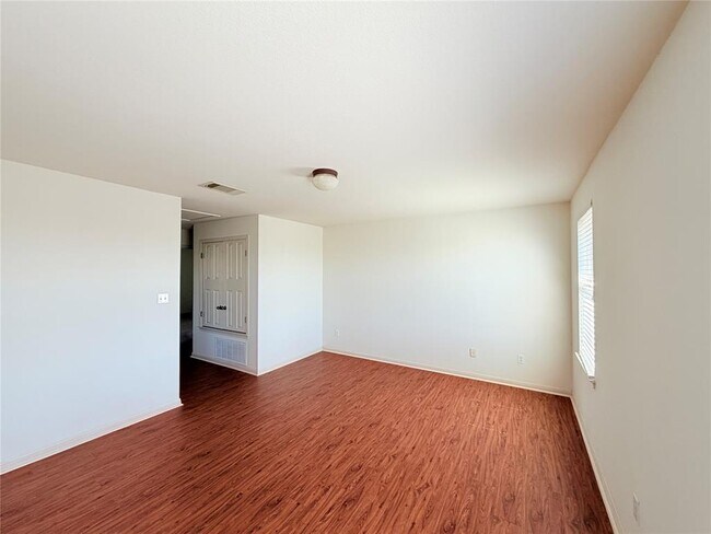 Building Photo - 1913 Short Summer Dr