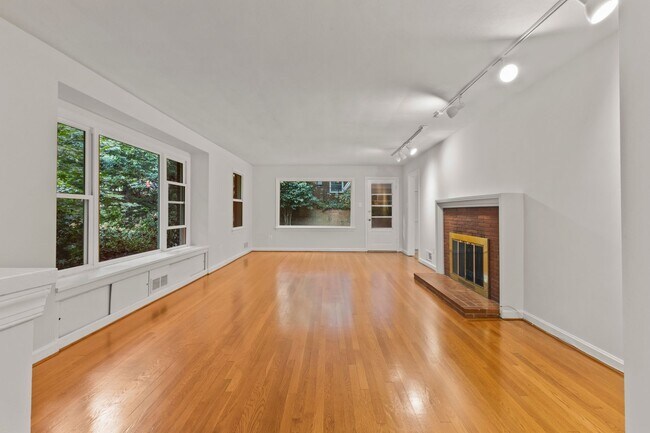 Building Photo - Discover this beautifully updated Colonial...