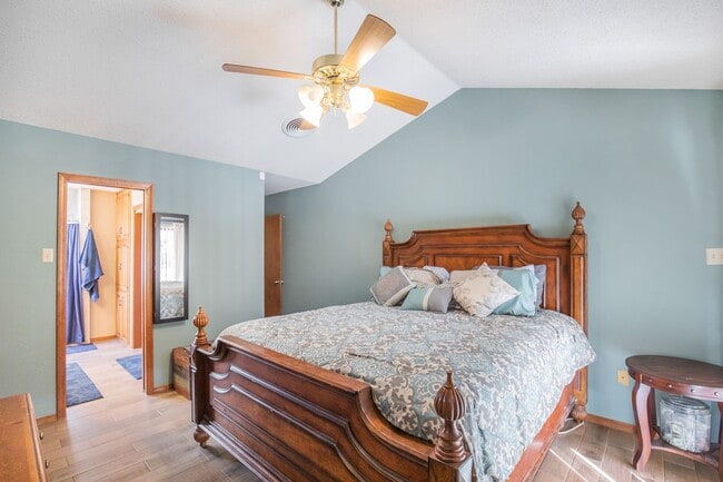 Building Photo - 3 Bedroom 2 Bathroom Home - Dogs Allowed & Large Backyard!