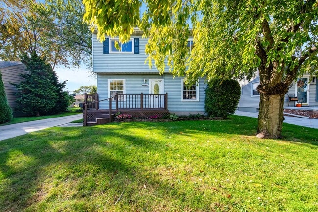 Building Photo - 22100 Revere St