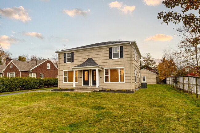 Building Photo - 148 Roselawn Ave NE