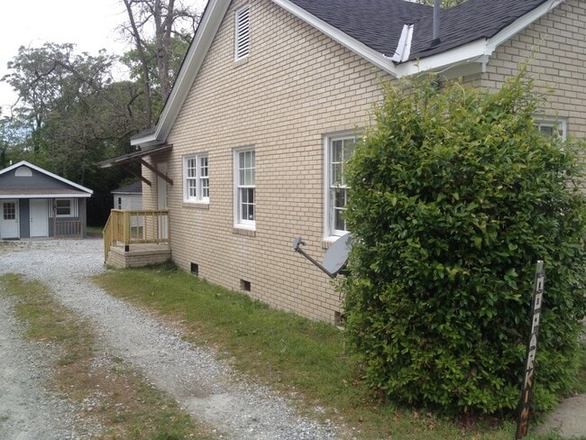 Building Photo - **AVAILABLE NOW**3 Bedroom / 2 Bathroom Ho...