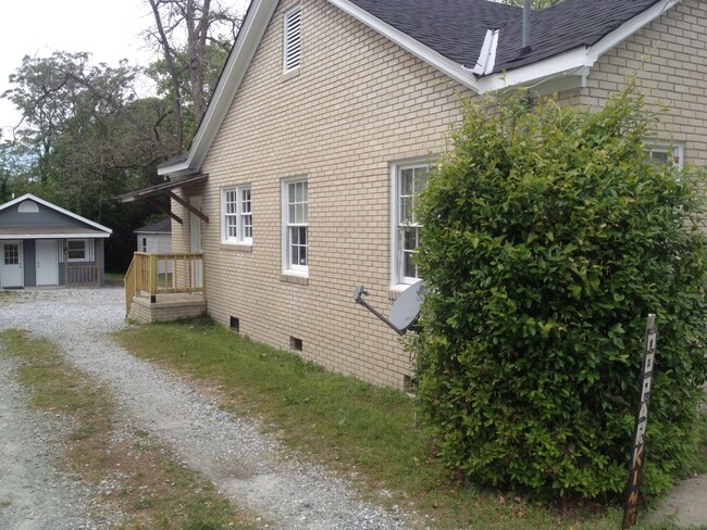 Building Photo - **UPCOMING**3 Bedroom / 2 Bathroom Home fo...