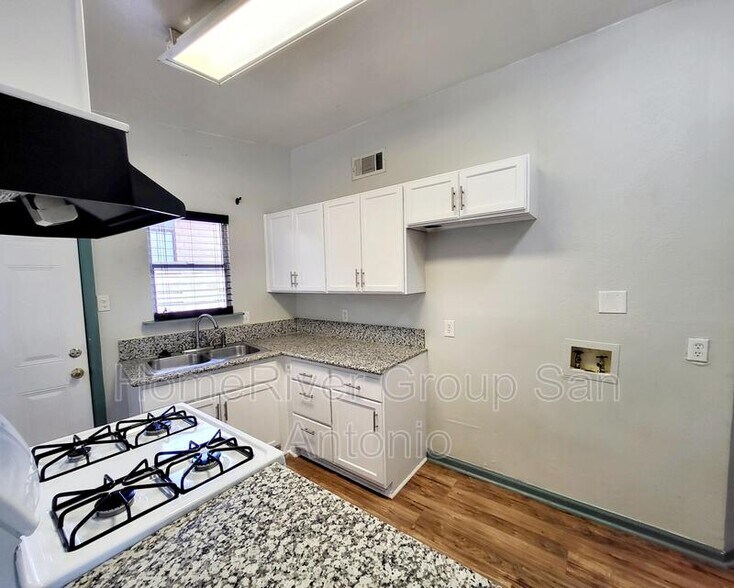 Building Photo - 103 E Skyview Dr