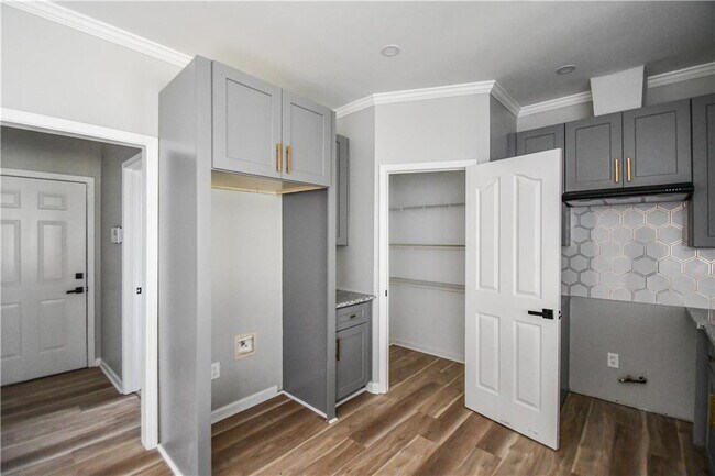 Building Photo - 3338 Sims St