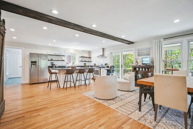 Building Photo - 550 Long John Rd