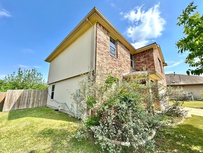 Building Photo - Gorgeous 3 Bed 2.5 Bath Single Family Home