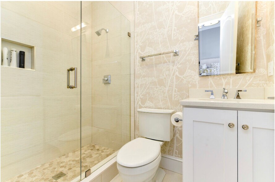 Guest bath en suite upper level - 846 E Broadway