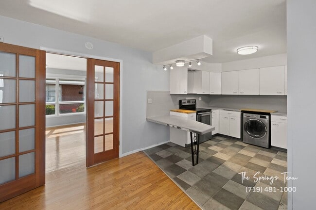 Building Photo - CHARMING WESTSIDE 2BD HOME with A/C - Security Deposit Waiver Available - NO RENT TILL JANUARYT