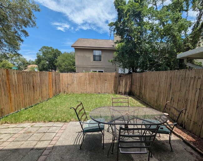 Building Photo - "$300 OFF MOVE-IN SPECIAL! Spacious 3-Bed, 2.5 Bath Townhouse Nestled in the Heart of East Arling...