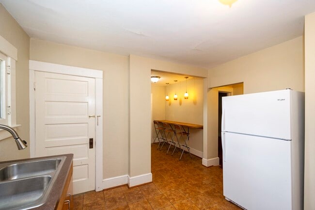 Building Photo - 201 Koch Ave