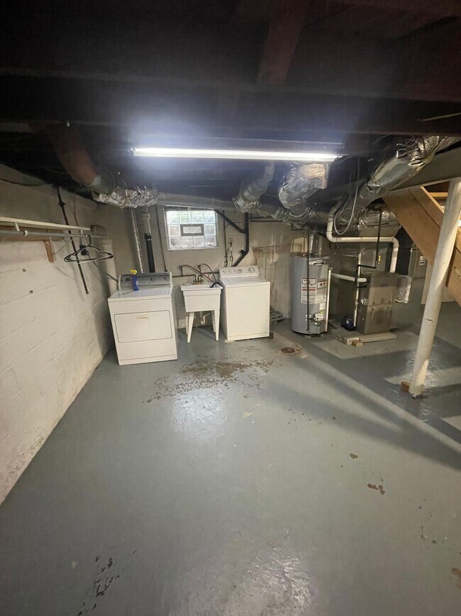 Building Photo - Townhouse on Spacious Corner Lot