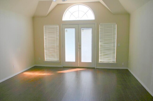Building Photo - 2707 Creek Crossing Dr