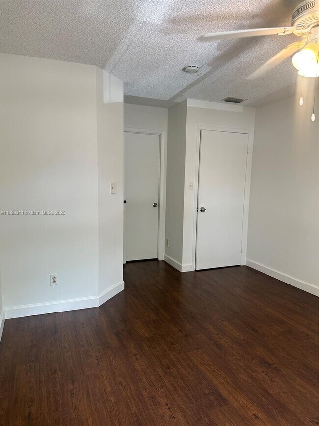 Building Photo - 906 Coral Club Dr