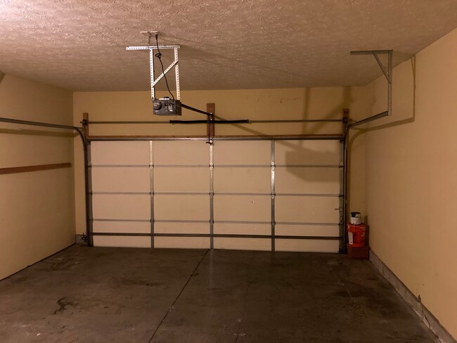 Building Photo - 128 Twin Lakes Dr