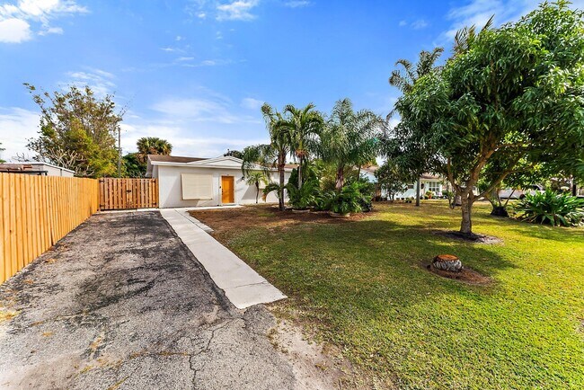 Building Photo - 513 E Whitney Dr