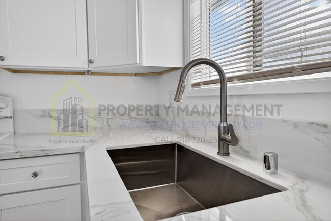 Building Photo - Remodeled 2-Bedroom Gem Near Sac City College - $1900/month!