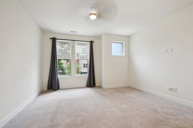 Building Photo - Great Townhome, Perfect Location! License #2023-BFN-0071747