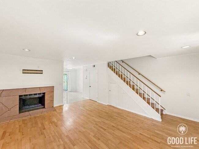 Building Photo - Beautiful 2B/2.5BA Townhouse in Carmel Val...