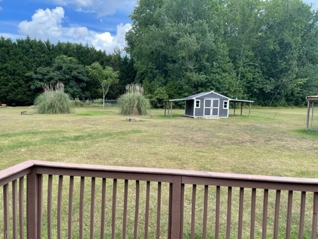 Building Photo - Quiet living on the outskirts of the City!