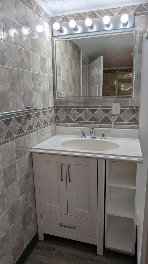 Building Photo - Welcome to this charming 3-bedroom, 1-bathroom home in Akron - Section 8 Welcome