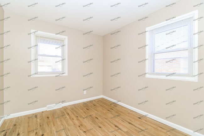 Building Photo - 1370 Reale Ave