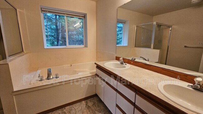 Building Photo - 12220 Ravena Pl NW