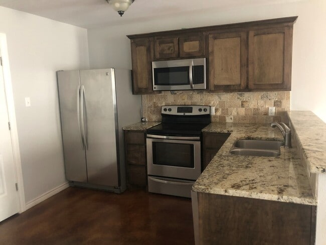 Building Photo - 3 bedroom, 2 bath DUPLEX!