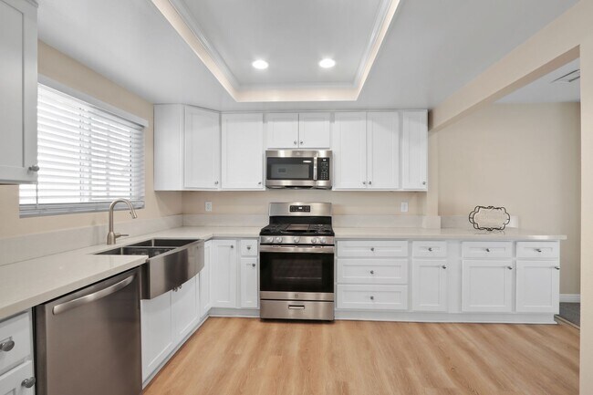 Building Photo - 989 W Imperial Hwy