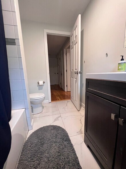 Building Photo - 117 Cowing St