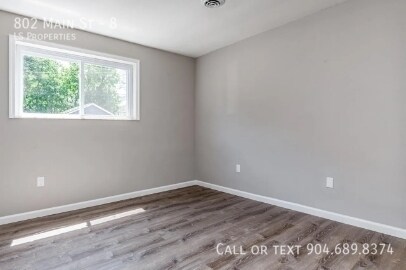 Building Photo - 802 Main St