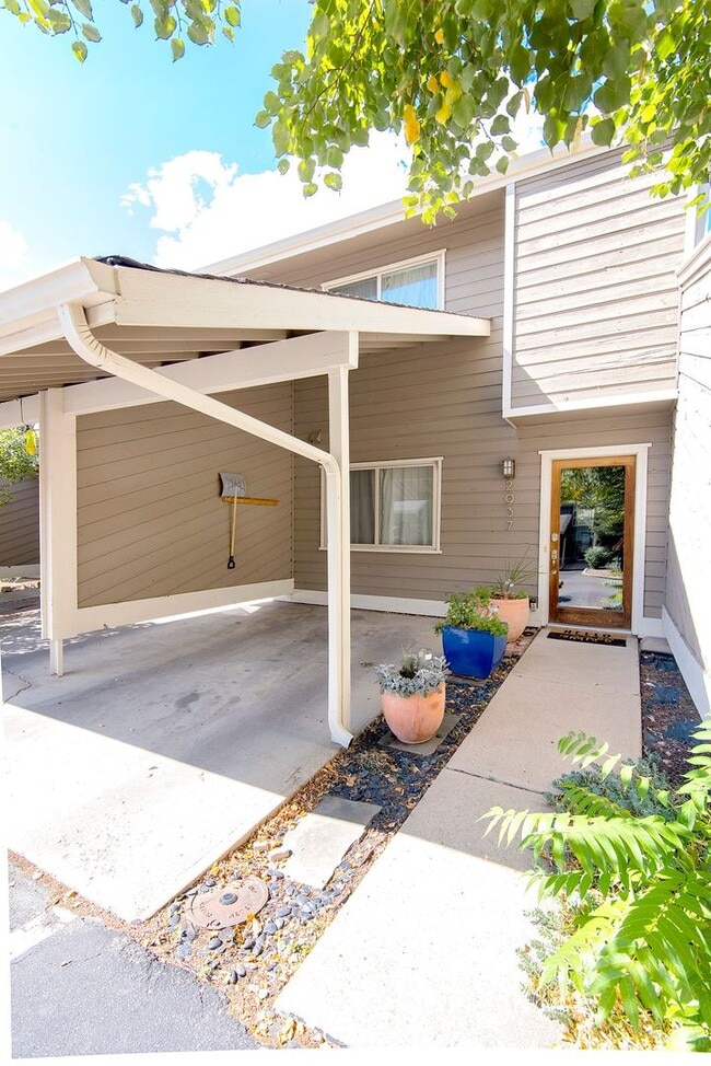 Building Photo - Super fun remodeled Apartment