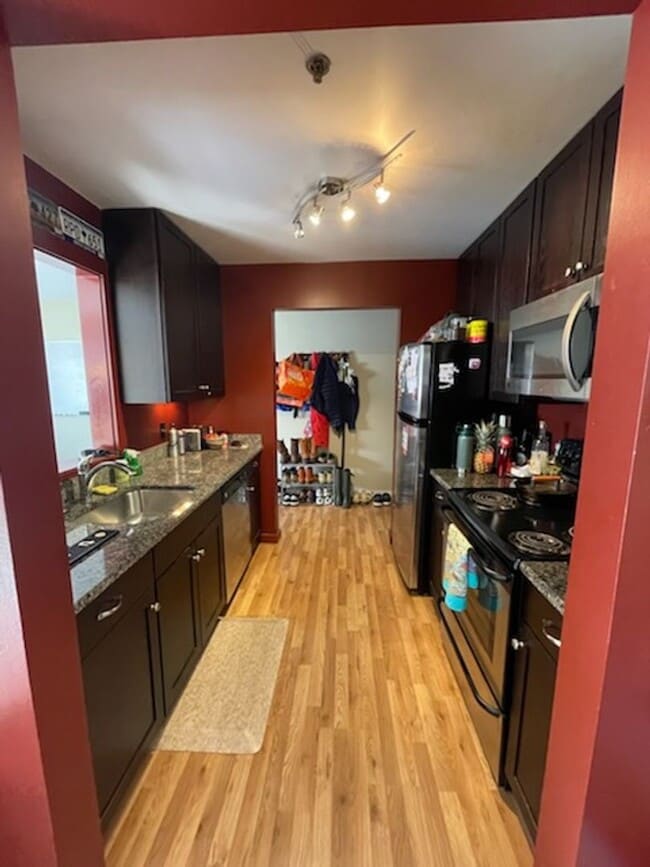 Building Photo - 2 BR 2 BA Condo