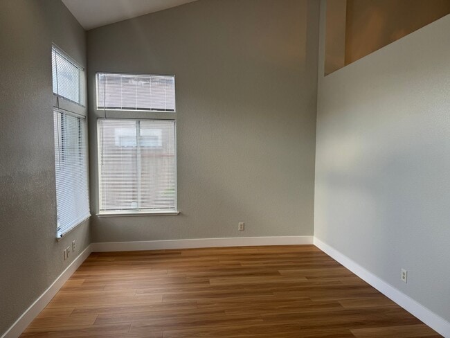 Building Photo - 2776 Woodmont Dr