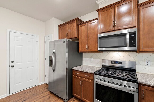 Building Photo - Elegant Townhome Near Southpoint Mall!