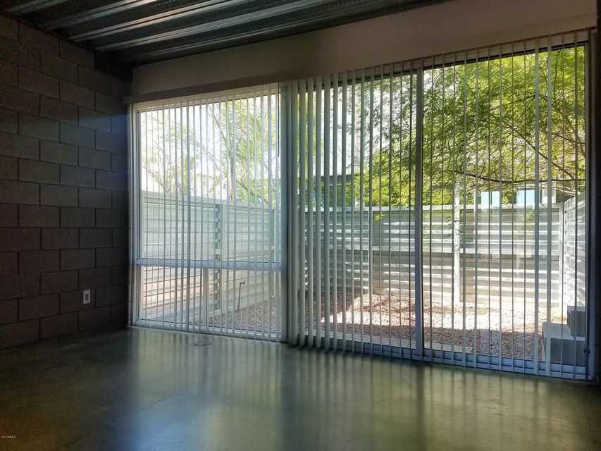 Building Photo - 525 E Willetta St